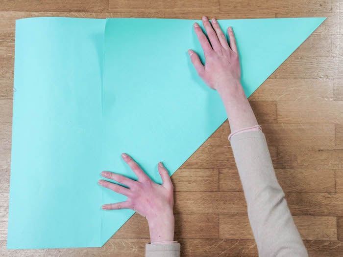 bricolage de noel 1 papier bleu turquoise ciseaux et feutres edding