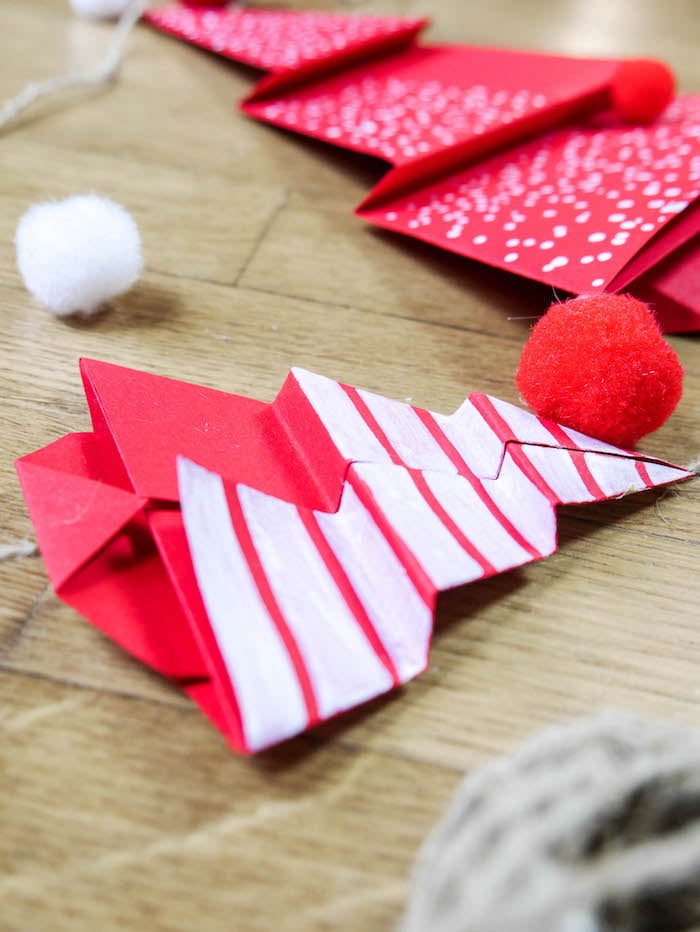 fabriquer décor 25 décmebre en papier sapin rouge pliage - blog déco - clem around the corner