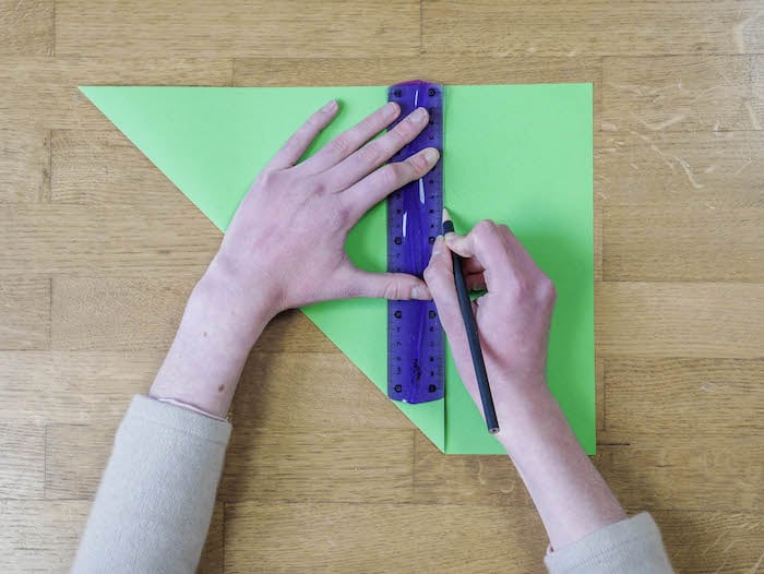 bricolage de noel 2 papier vert corde pompons et feutres