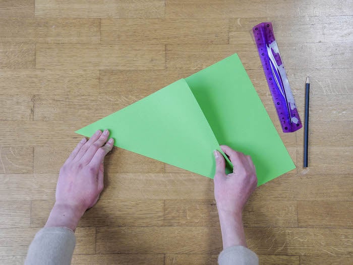 bricolage de noel 1 papier vert corde pompons et feutres