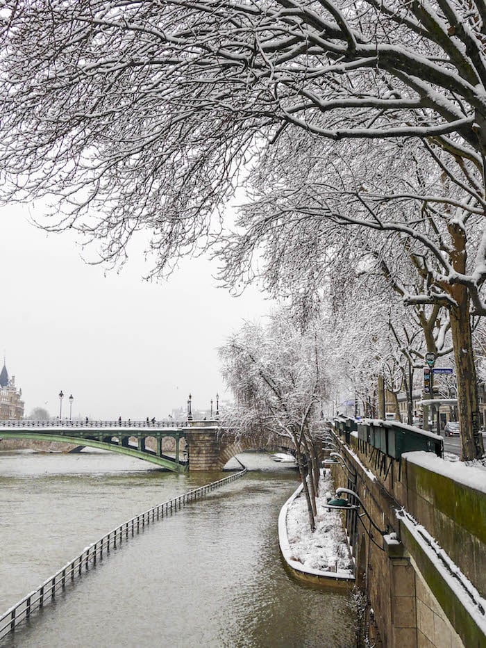 paris sous la neige photo video seine arbres peniche