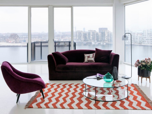 salon blanc loft canape velours violet tapis orange chevron decoration moderne