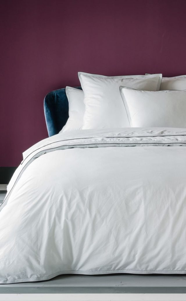 chambre mur couleur prune lit velours bleu canard