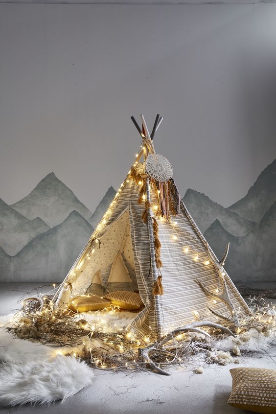 chambre de bebe tipi beige et gris scandinave deco papier peint montagne