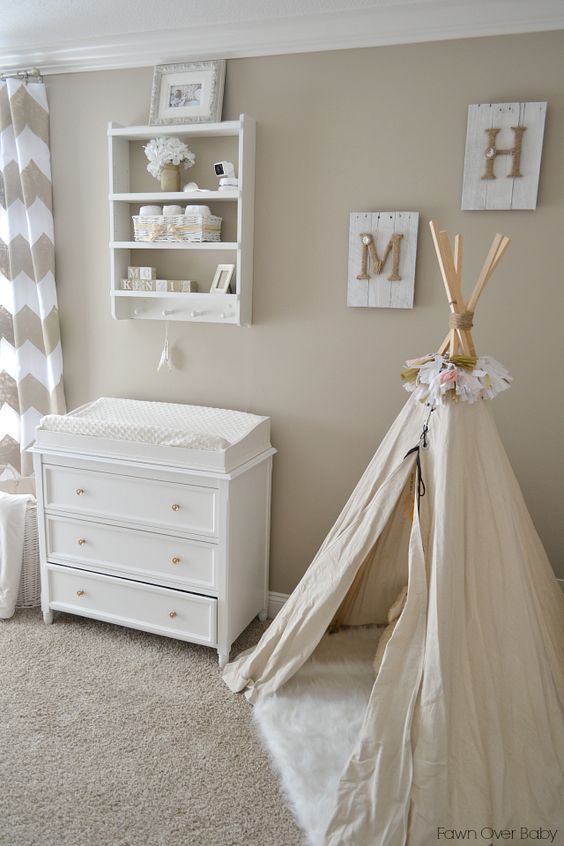 chambre de bebe mixte romantique déco blanche et beige deco mur tipi