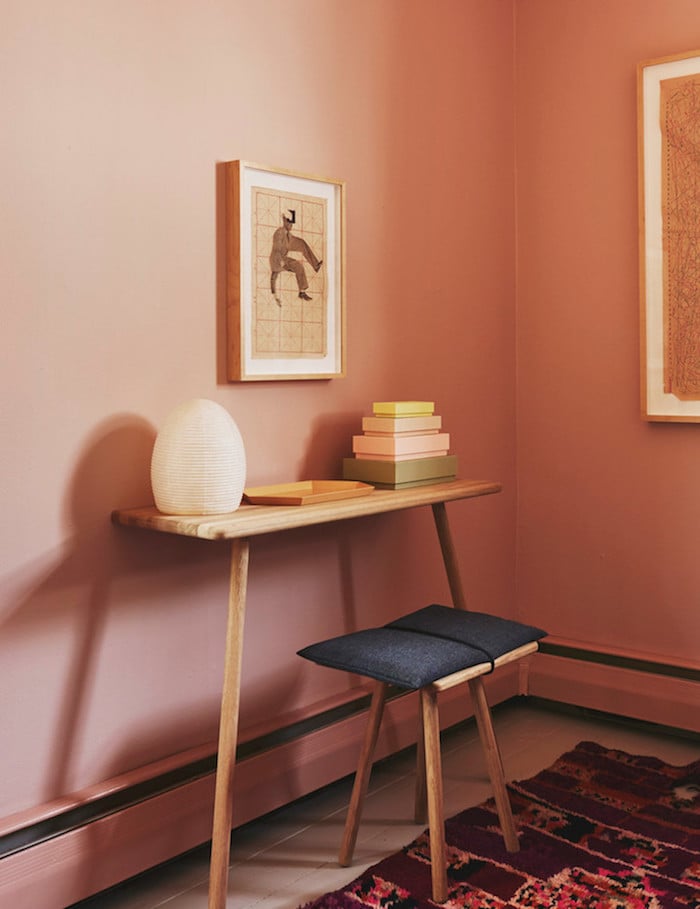 ancienne ferme rénovée coin bureau mur rose scandinave blog deco