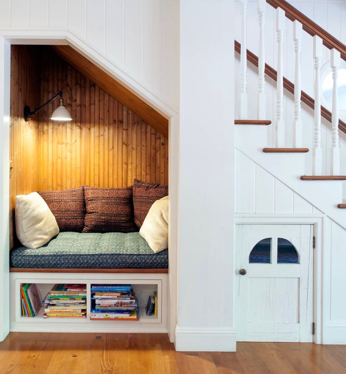 cabane déco aménager un dessous d escalier en coin lecture repos