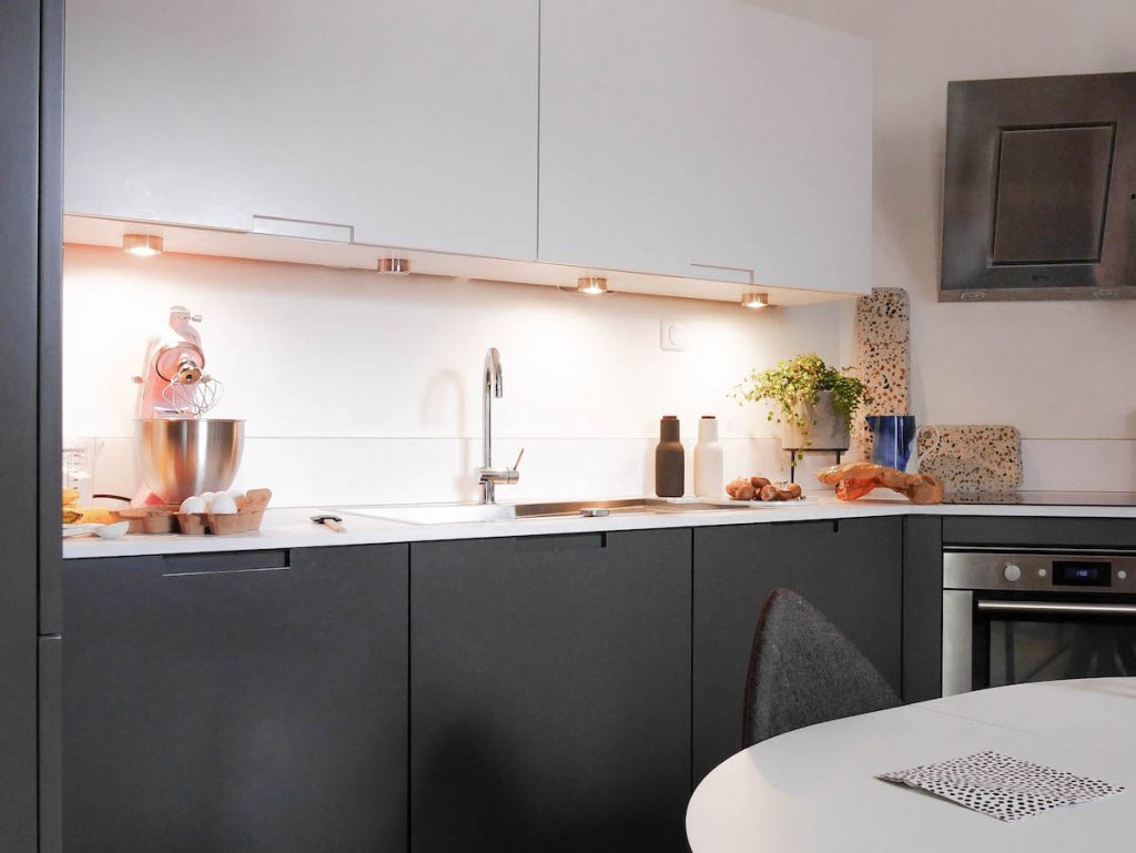 cuisine grise et blanche paris darty hotte design moderne inox