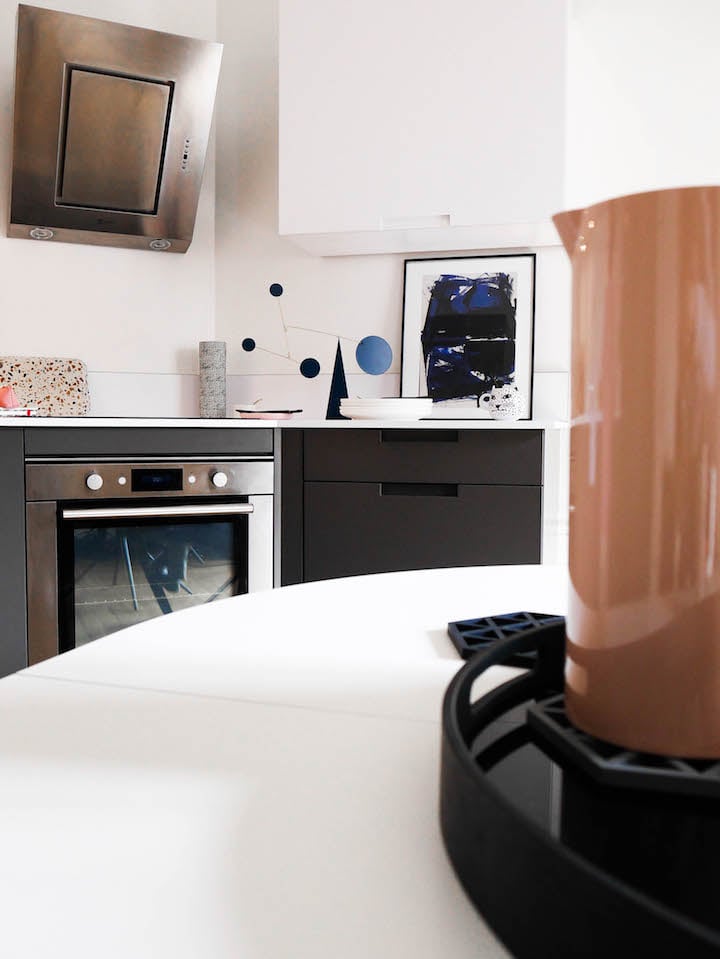 cuisine grise et blanche terrazzo mobile bleu geometrique