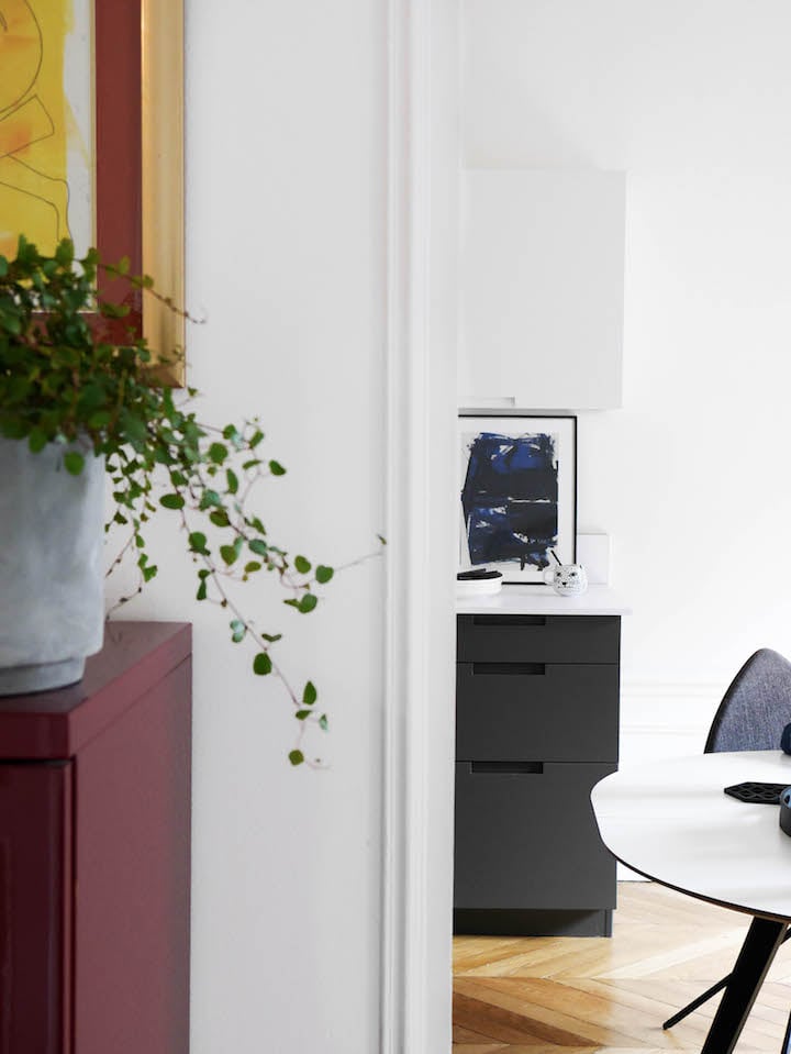 cuisine grise et blanche paris appartement parquet chevron