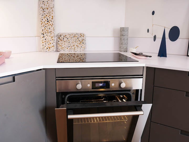 cuisine grise et blanche four encastre inox terrazzo