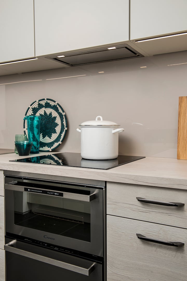 darty cuisine style scandinave creme blanche bois clair hotte invisible