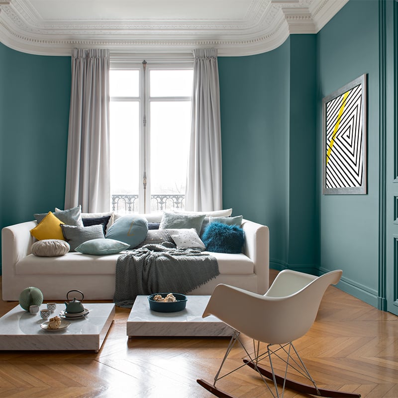 salon couleur mur vert canard eames chaise plastique bascule blanche