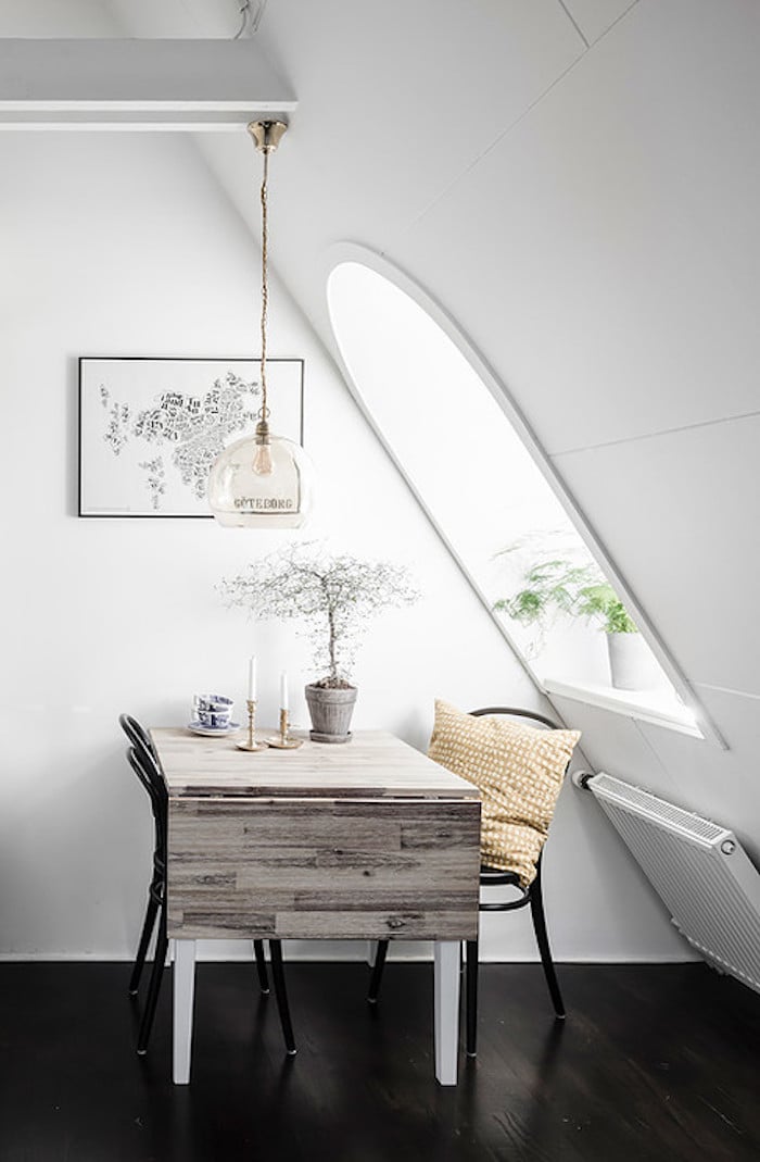 petit appartment blanc table fenetre evier plan de travail bois coussin