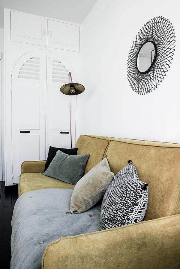 16m2 canape salon placard assise jaune velours coussins ethnique couleur passee placard etagere encastrable mur