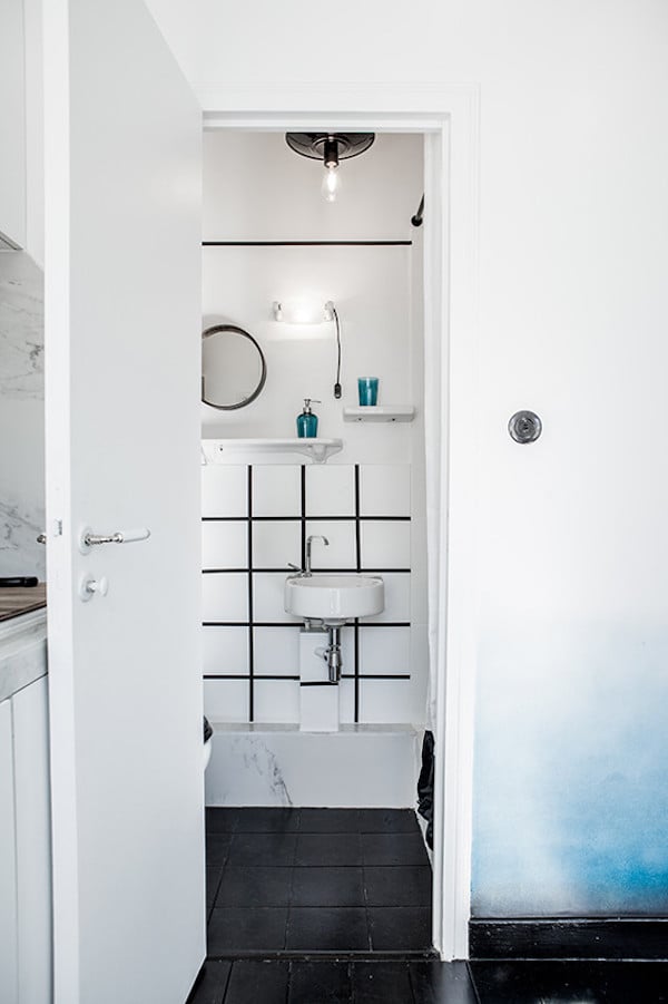 16m2 paris porte salle de bain sobre parquet noir carrelage noir separation piece