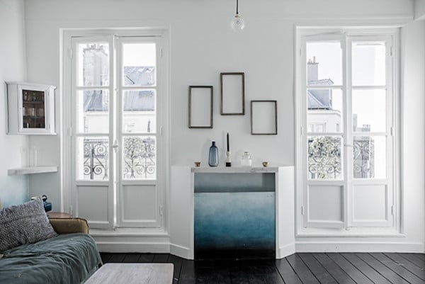 16m2 paris vue balcon studio bleu degrade tableaux cadres bougie vase