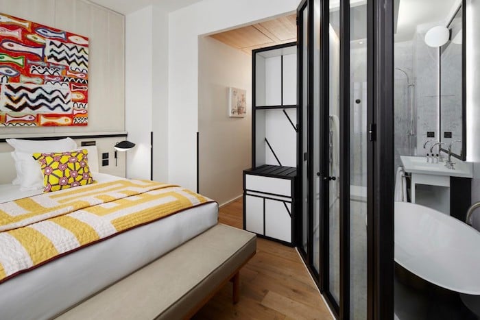 appart parisien chambre verriere jaune pop ethnique couleur