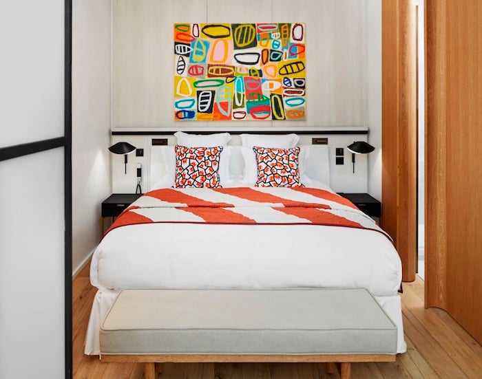 appart parisien toit chambre graphique couleurs couette linge de lit graphique coussin pop tableau couleurs original portes coulissante bois brut parquet paris