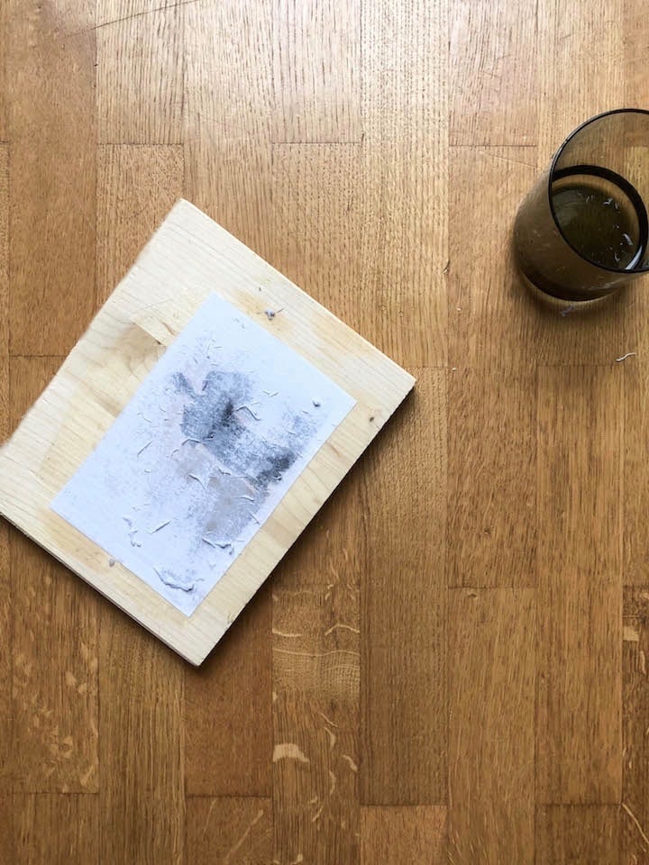 mettre en valeur ses photos vernis colle DIY gratter feuille eau enlever