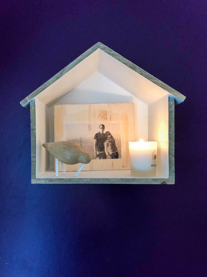 maison en bois étagère mur bleu marine klein