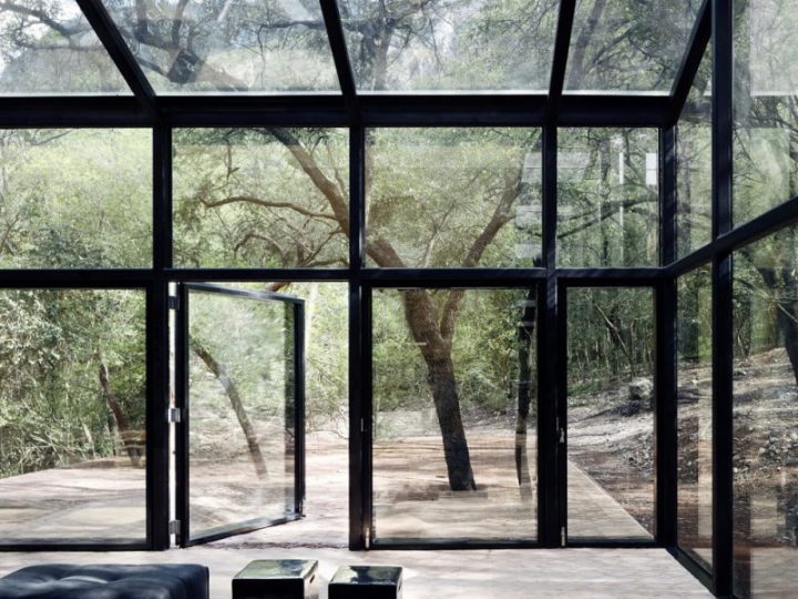 maison de verre invisible salon table tronc arbre blog déco architecture clem around the corner