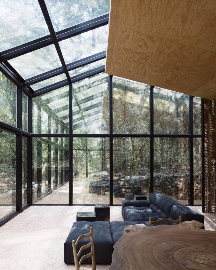 maison de verre invisible salon table tronc arbre blog déco architecture clem around the corner