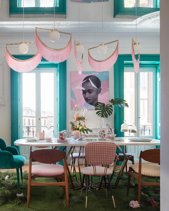 Salle à manger déco rétro rose et turquoise
