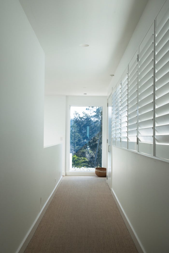 beach house couloir blanc design vue nature blog déco clem around the corner