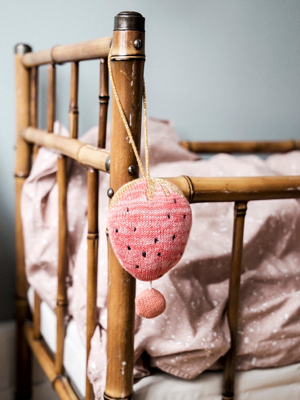 blog déco fraise mobile pour enfant rose musical diy