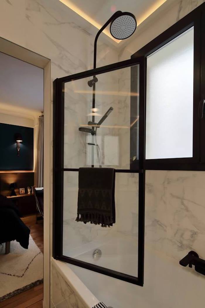salle de bain suite parentale noir blanc paris appartement chic