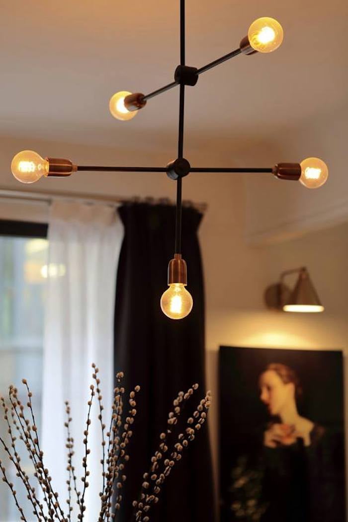 appartement chic parisien bois noir table plantes bouquet luminaire accroche mural lustre suspension