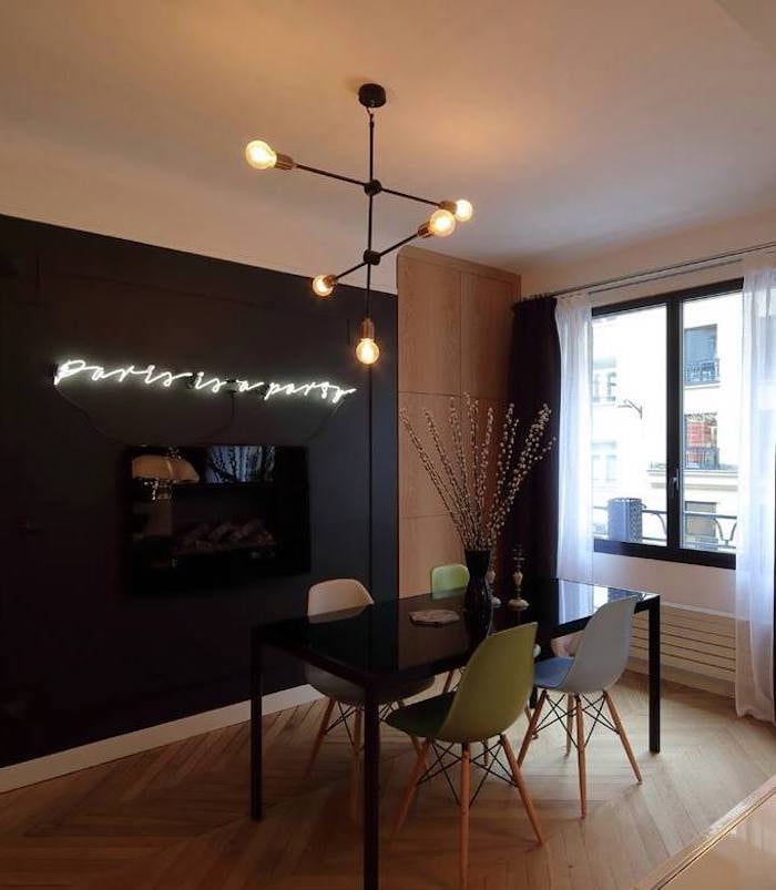 appartement chic parisien bois noir table plantes bouquet