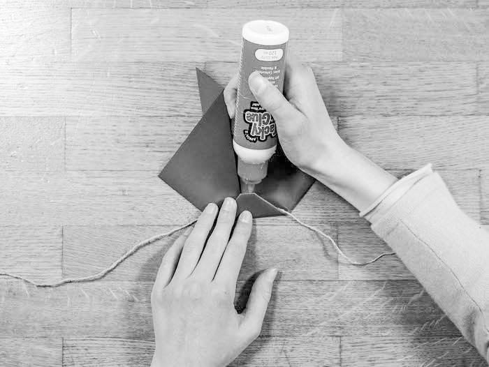 activite facile lapin marque page carre coupe triangle tete fin corde colle