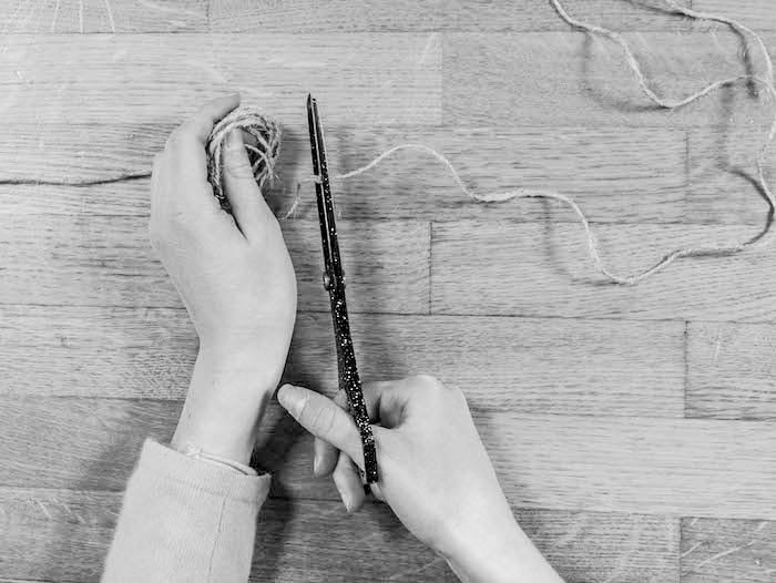 activite facile lapin marque page carre coupe triangle tete fin corde