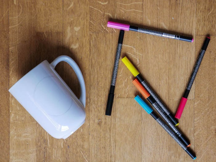 idée bricolage enfant gouter anniversaire feutre porcelaine mug pas cher