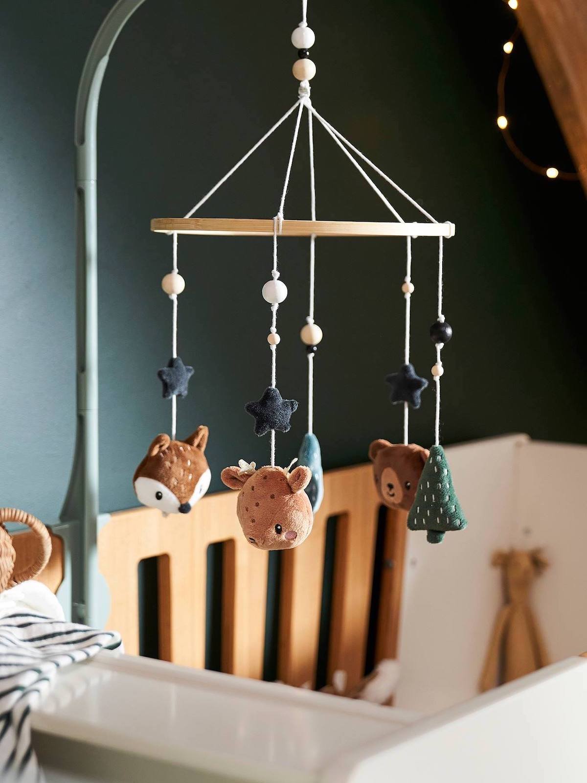 chambre bébé mur sapin déco bois thème forêt mobile musical éveil