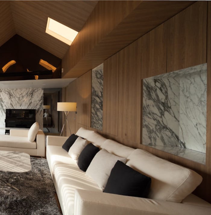 appartements à bangkok salon blanc vue vitres marbre mur en bois canapé