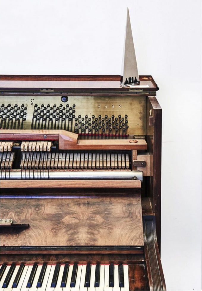 décoration maison dans un loft piano droit vintage ouvert blog déco clemaroundthecorner