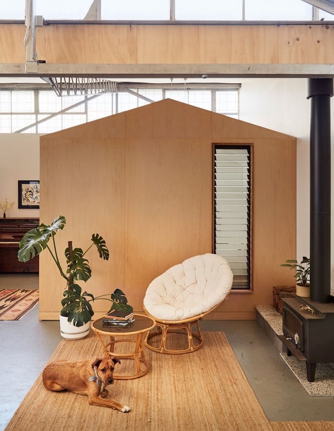 décoration maison dans un loft chaise rotin ronde coussin blog déco clemaroundthecorner