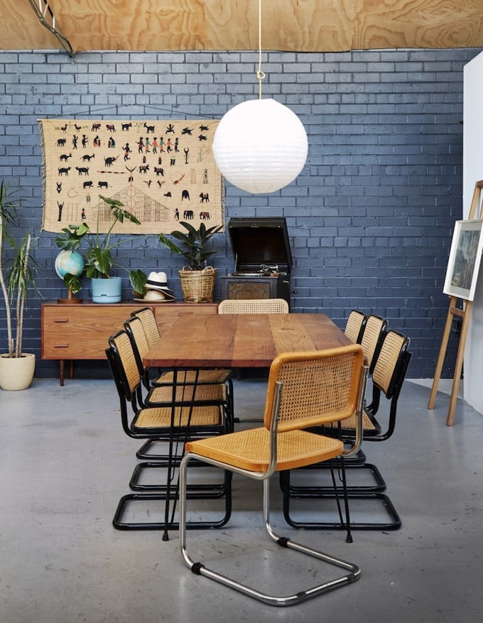 décoration maison dans un loft salle à manger mur briques bleu blog déco clemaroundthecorner