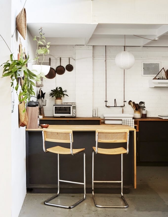 décoration maison dans un loft cuisine ouverte tabouret chaise bar cannage blog déco clemaroundthecorner