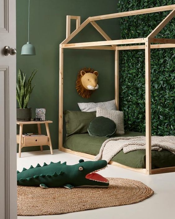 chambre enfant deco jungle trophée lion peinture vert sauge