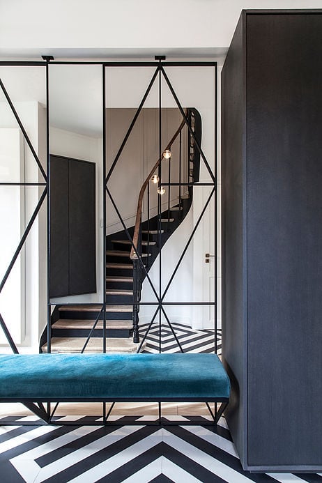 entree graphique velours bleu canard banc maison de 210m2 blog deco clemaroundthecorner