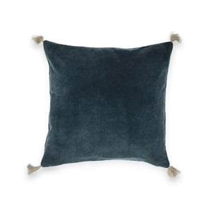 coussin velours pompon bleu canard blog decoration interieure design clemaroundthecorner