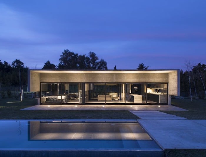 maison sans étage nuit salon piscine