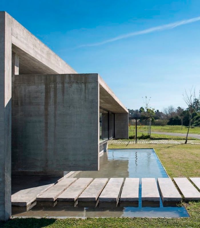 maison sans étage bassin entrée jardin