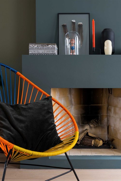 appartement bohème aux couleurs froides cheminée chaise acapulco blog déco clemaroundthecorner