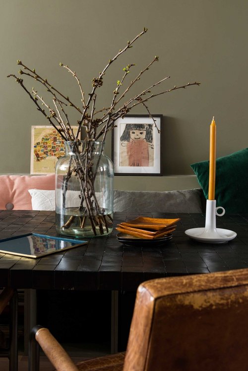 appartement bohème aux couleurs froides salle à manger mur vert kaki blog déco clemaroundthecorner