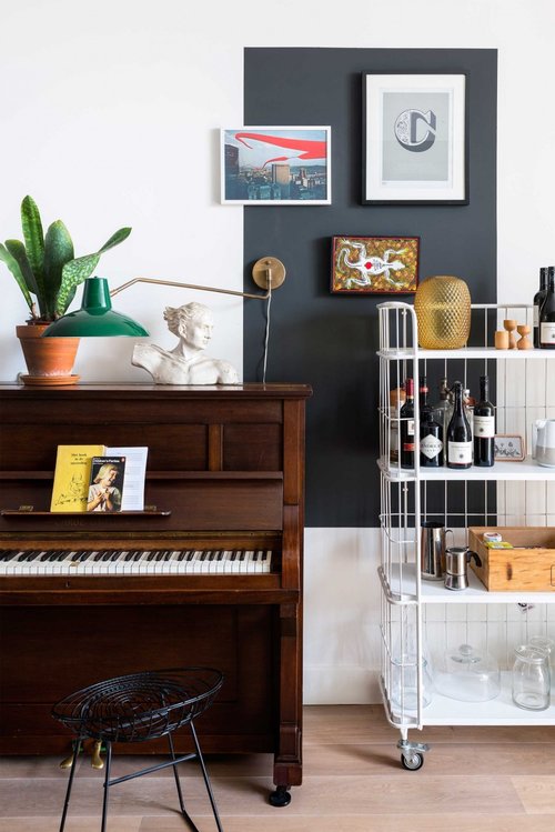 appartement bohème aux couleurs froides coin piano salon blog décoration intérieure clemaroundthecorner